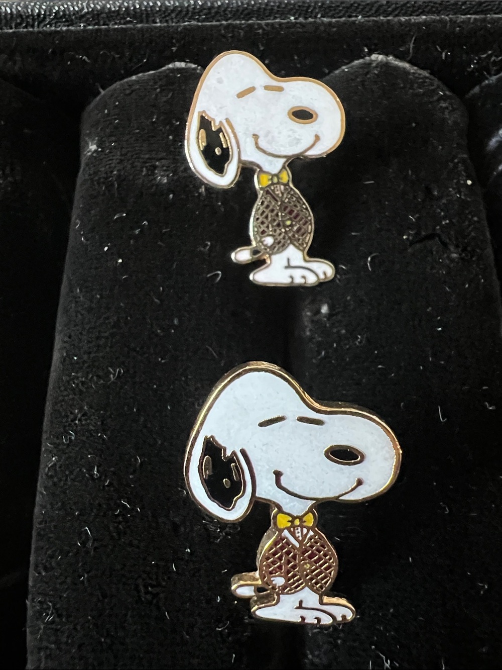 The image displays a pair of vintage Peanuts Snoopy tennis-themed cufflinks.